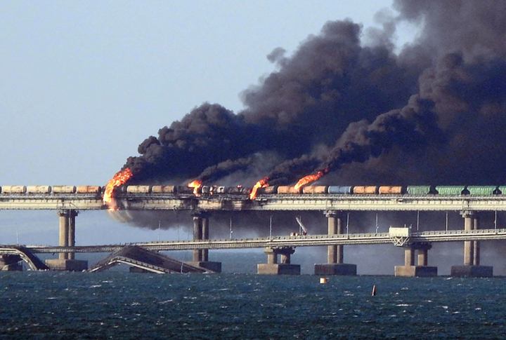 Đám cháy trên cầu Crimea sau khi một chiếc xe tải phát nổ vào ngày 8/10/2022. (Ảnh: Reuters)