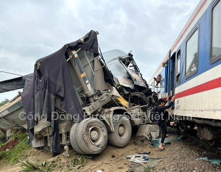 Phần đầu xe tải bị nát bét