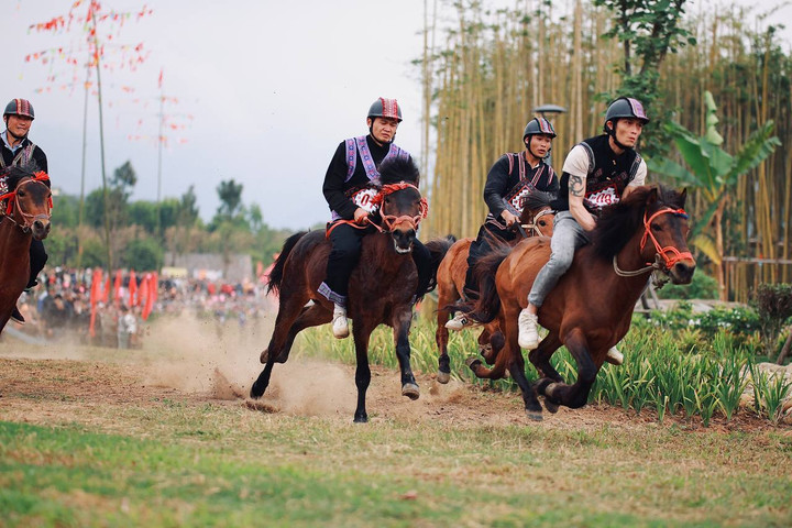 Màn tranh tài nảy lửa trên lưng ngựa.