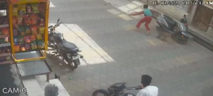 Cậu bé cố bỏ chạy khỏi lũ khỉ. (Ảnh: @mirrornow/Facebook)