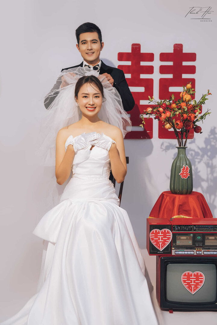 Hồng Diễm và Quang Sự vào vai một cặp vợ chồng trong phim "Trạm cứu hộ yêu thương". Nhân dịp này, cặp đôi thực hiện bộ ảnh cưới theo phong cách hoài cổ.