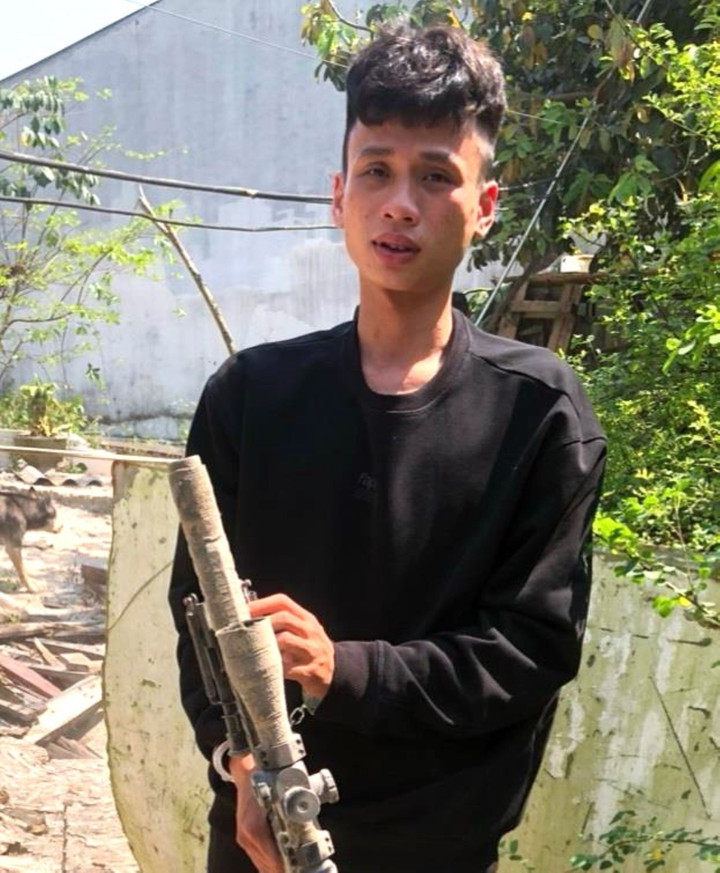 Hồ Bình Minh cùng khẩu súng tự chế.