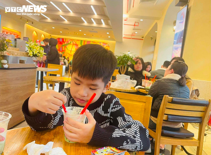 Những ngày chỉ số AQI cao, anh Định đưa con đến khu vui chơi trong nhà thay vì ngoài trời.