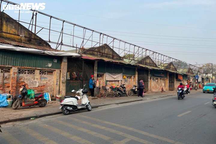 Quang cảnh chợ Mai Động sáng 12/3.