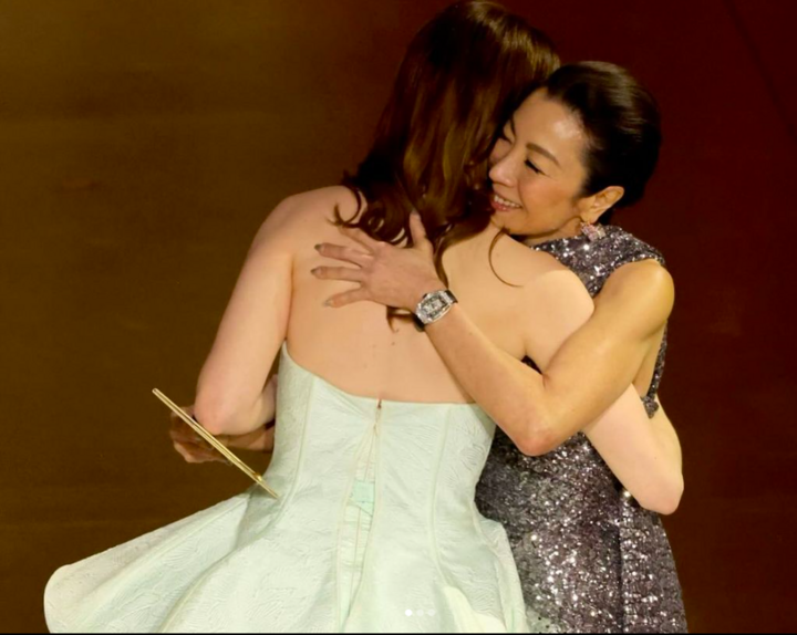 Michelle Yeoh clarifies the misunderstanding about Emma Stone's trophy snatching action.