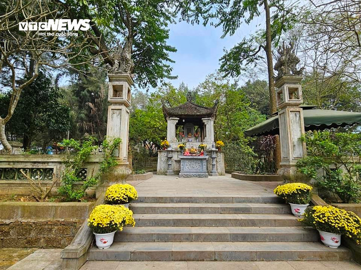 Lăng vua Ngô Quyền tại Đường Lâm được xây dựng năm Tự Đức thứ 27 (1874) và trùng tu năm Minh Mệnh thứ 2 (1821).