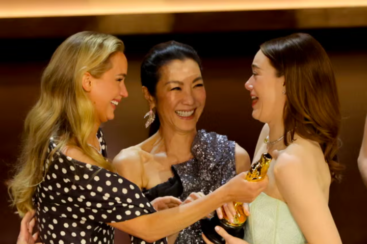 The Chinese actress proactively gave the gold statue to Jennifer Lawrence so she could give it to her close friend.