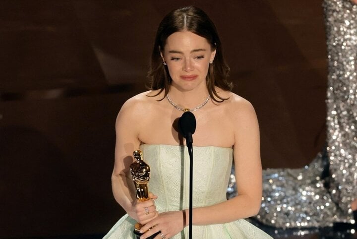 Emma Stone giành tượng vàng Oscar ở hạng mục Nữ diễn viên chính xuất sắc cho vai diễn phim Poor Things. Ảnh: Rolling Stone.