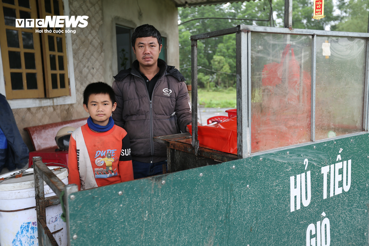 Cần tiền cứu chữa con út, người cha nghĩ quẩn muốn 2 con lớn nghỉ học - 1