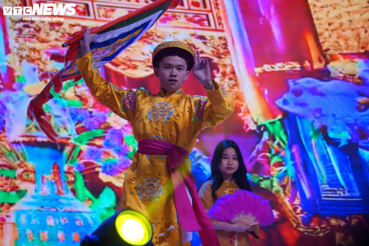 Đề tài "Tạp chí Hầu Đồng" của nhóm thí sinh phổ thông và sinh viên Trường Đại học VinUni (VinUniversity).