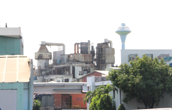 Một nhà máy trong KCN Biên Hòa 1 đã hoạt động lâu năm, hiện nay đã trở nên cũ kỹ, lạc hậu.