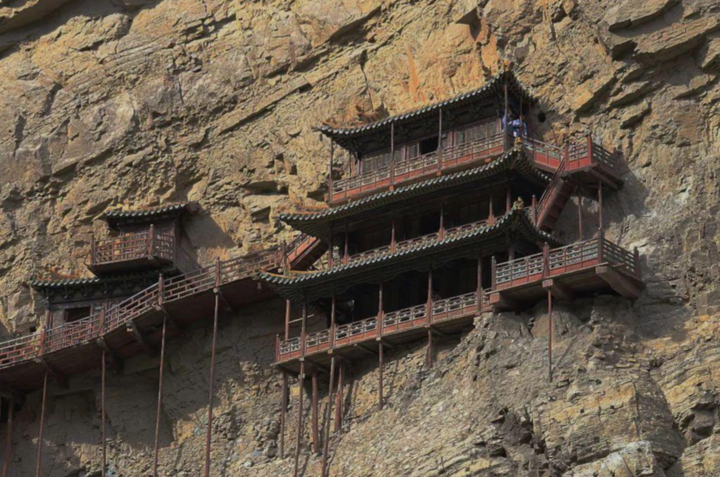 Nhìn từ xa, ngôi chùa nặng hàng chục tấn dường như chỉ được chống đỡ yếu ớt bởi vài cây cột trên vách núi cao hàng chục mét. Chính vì vậy mà Huyền Không Tự được mệnh danh là "ngôi chùa nguy hiểm nhất Trung Quốc".