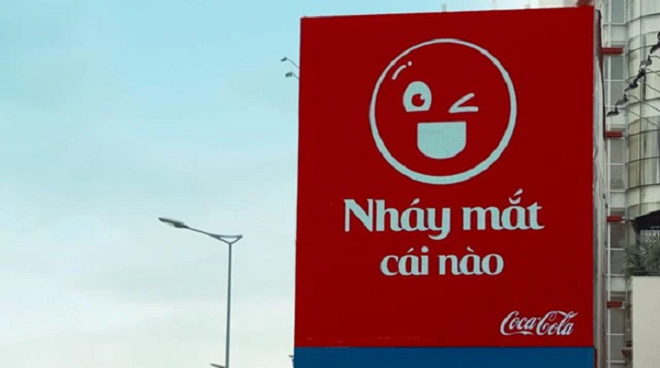 Tấm biển quảng cáo biết nháy mắt đến từ Coca Cola.
