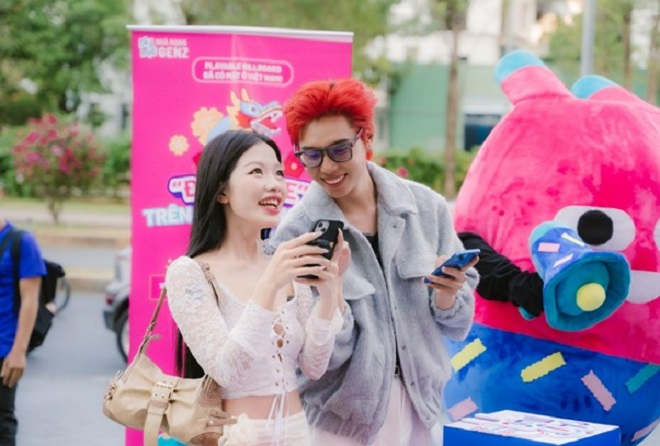 Cặp đôi “Ông Thỉ Bà Long” bất ngờ đến tham gia sự kiện và xuất hiện trên màn hình lớn.