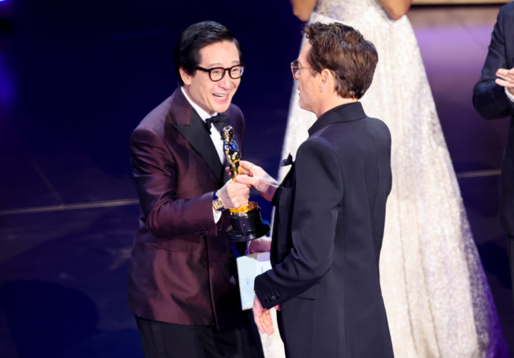 Robert Downey Jr. criticized for stealing the trophy and ignoring Quan Ke Huy.