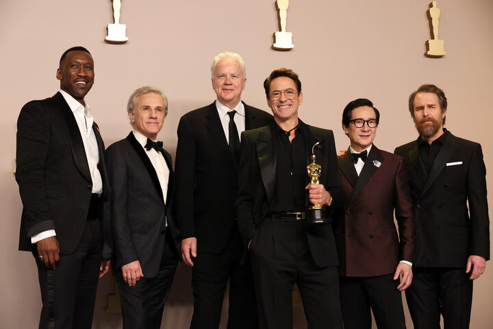 "Iron Man" happily took pictures with the winners of the "Best Supporting Actor" category from previous Oscar seasons.