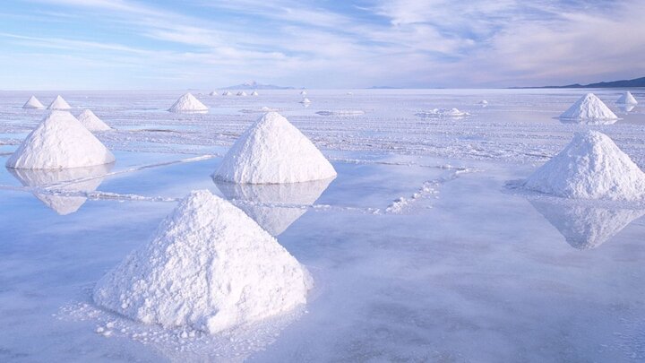 Ước tính có khoảng 11 tỷ tấn muối tại cánh đồng muối Uyuni. Nó được chiết xuất hàng ngày để sử dụng tại địa phương và vận chuyển quốc tế - Ảnh: Peter Adams