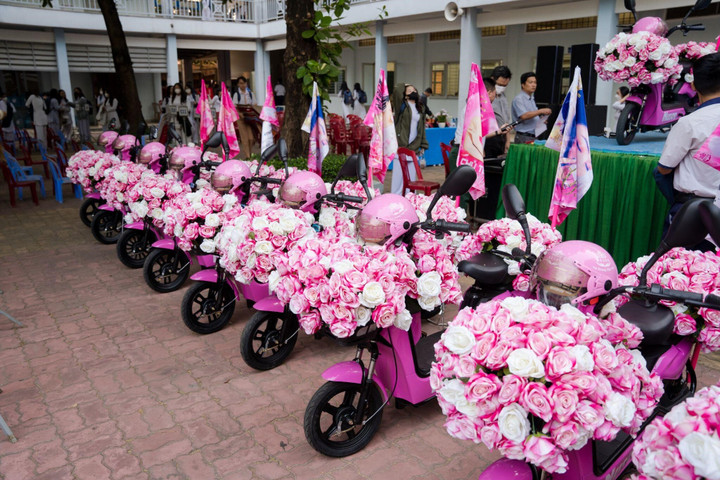 Những chiếc xe đạp điện hồng thu hút sự chú ý trong thời gian qua.