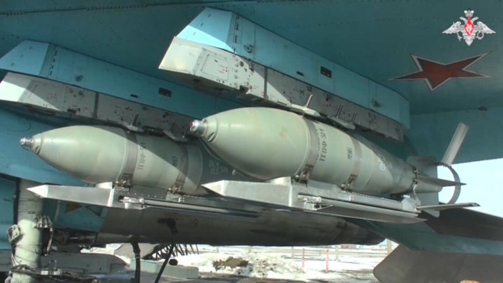 Tiêm kích-bom Su-34 mang bom lượn FAB-500 trong một đợt không kích. (Ảnh: Bộ Quốc phòng Nga)