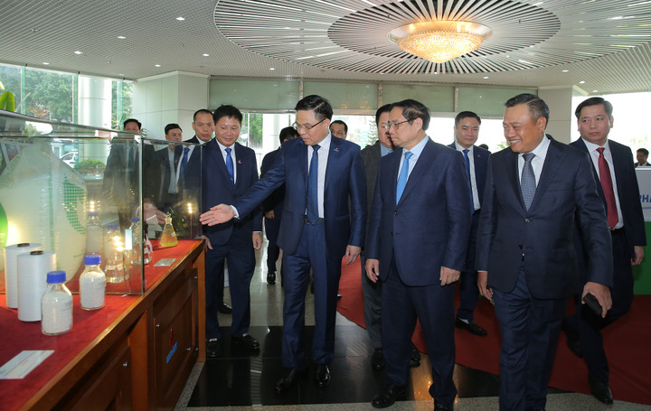 Chủ tịch HĐTV Tập đoàn Lê Mạnh Hùng giới thiệu với Thủ tướng Chính phủ về các sản phẩm là động lực tăng trưởng mới.