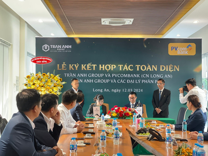 Đại diện Trần Anh Group và PVcomBank (CN Long An) ký văn bản hợp tác.