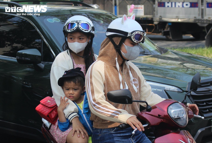 Thời tiết TP.HCM hôm nay ngày 13/3 ít mây, trời nắng nóng, nhiệt độ cao nhất khoảng 36 độ C.