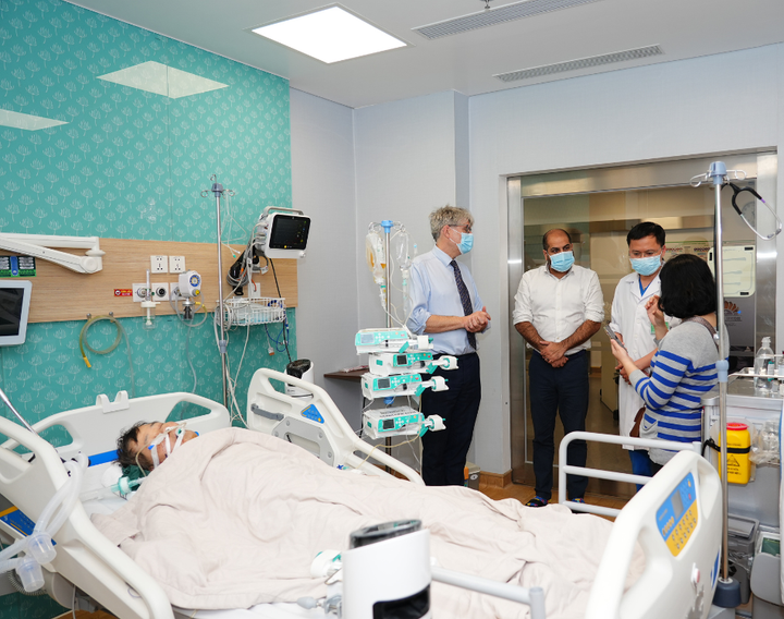 Hình ảnh bác sĩ thăm khám bệnh nhân ở phòng hồi sức tích cực sau khi được lấy lại chức năng sống.