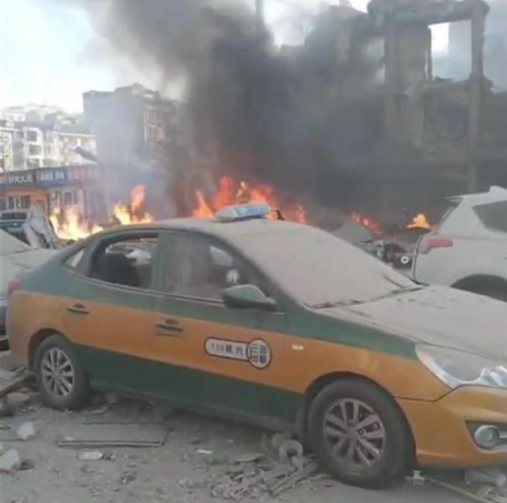 Nhiều xe cộ bị hư hỏng bên cạnh những đám cháy lớn tại hiện trường vụ nổ. (Ảnh: CCTV)