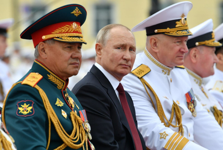 Tổng thống Nga Vladimir Putin, Bộ trưởng Quốc phòng Sergei Shoigu (trái) và Tổng tư lệnh Hải quân Nga Nikolai Yevmenov (phải) tham dự cuộc duyệt binh Ngày Hải quân ở St. Petersburg, Nga ngày 25/7/2021. (Ảnh: Sputnik)