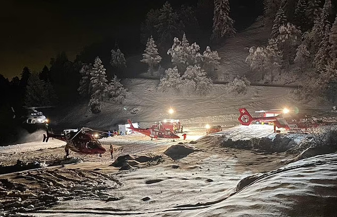 Đội cứu hộ tìm kiếm các nạn nhân. (Ảnh: Daily Mail)