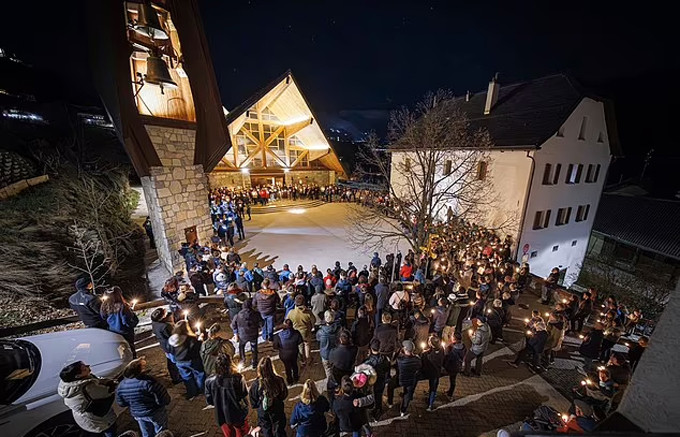 Người dân cầu nguyện cho các nạn nhân xấu số đêm 10/3. (Ảnh: AP)