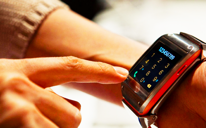 Hơn một thập kỷ sau khi ra mắt một trong những chiếc smartwatch đầu tiên của mình, có vẻ như Samsung đang mang thiết kế vuông vắn trở lại trên dòng Galaxy Watch. (Ảnh: Getty/Bloomberg/Contributor)