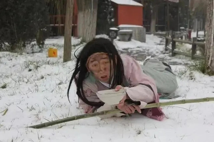 Li Jingang đóng vai người ăn xin tại khu du lịch một cách ấn tượng. (Ảnh: Li Jingang)