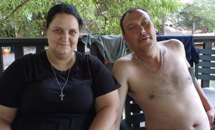 Anthony chụp ảnh cùng người vợ cứu mạng mình. (Ảnh: Jamie Pyatt News)