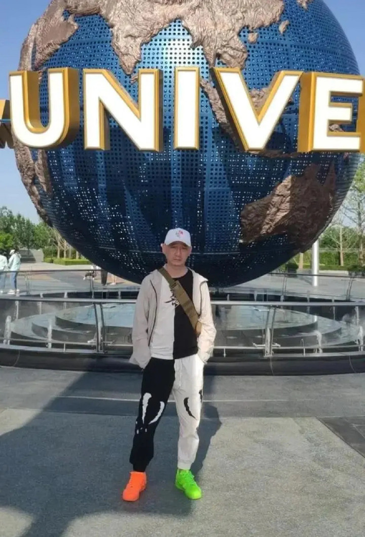 Li Jingang tạm dừng vai diễn để tận hưởng một chuyến tham quan. (Ảnh: Li Jingang)