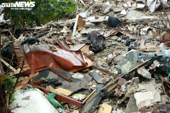 Theo anh Huy, con đường rất đẹp nhưng cả các loại rác thải lớn như bàn ghế cũng bị mang ra đây vứt bỏ khiến cảnh quan bị ảnh hưởng nghiêm trọng.