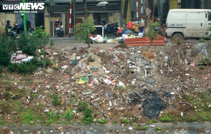 Nhiều điểm ở ven sông Tô Lịch cũng đang trở nên nhếch nhác vì rác thải.