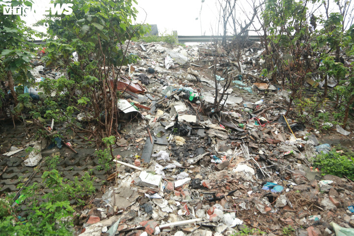Đủ các loại rác thải nguy hiểm, vật sắc nhọn khiến nơi đây ngày càng trở nên ô nhiễm.