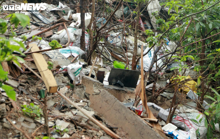 Anh Huy (29 tuổi), người ở khu vực này cho biết, rác thải ở đây ngày càng nhiều, đa phần là do ý thức của một số người chưa tốt.