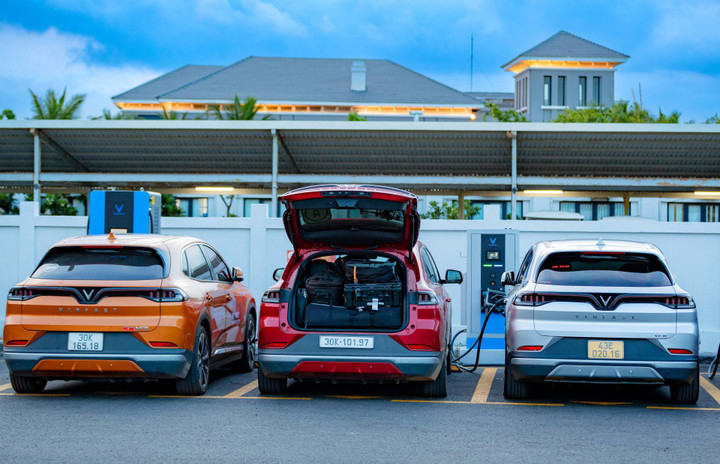 Hệ thống trạm sạc phủ khắp tỉnh thành của VinFast giúp mỗi hành trình của chủ xe trở nên thuận tiện, dễ dàng.