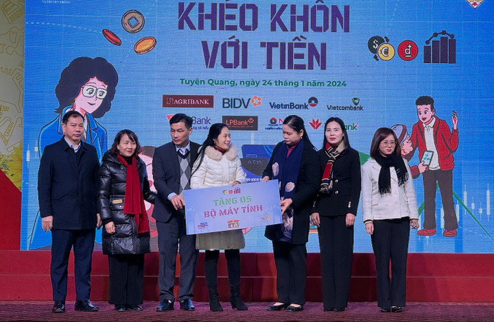 Ngân hàng Nhà nước phổ biến kiến thức tài chính thông qua cuộc thi “Khéo khôn với tiền” tại trường THCS Lê Quý Đôn (TP Tuyên Quang).