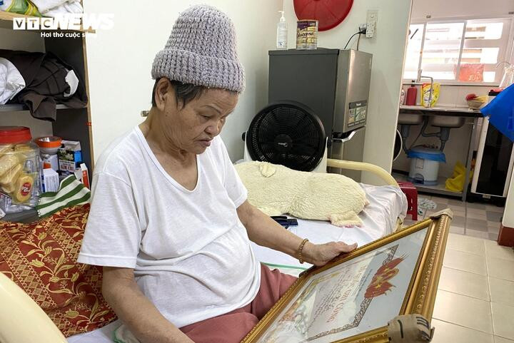 Mẹ Lê Thị Lan với tấm bằng Tổ quốc ghi công của liệt sỹ Nguyễn Hữu Lộc.