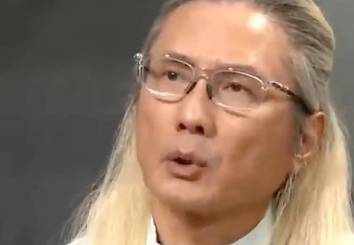 Nhạc sỹ Tino Bao nuôi tóc dài sau khi con gái qua đời. (Ảnh: Weibo)