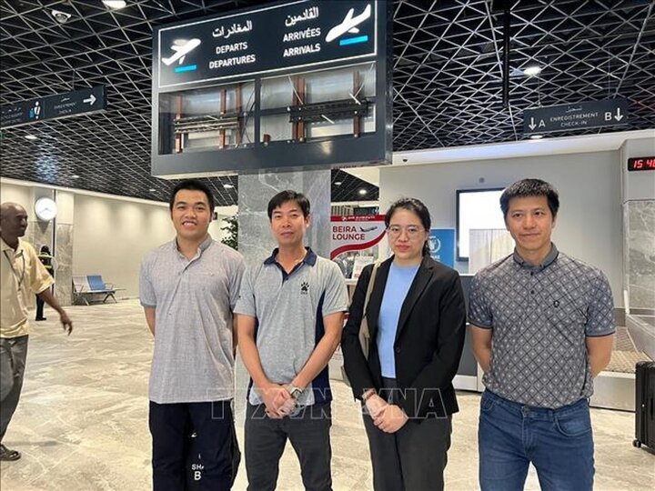 Ba thuyền viên và cán bộ Đại sứ Việt Nam tại Ai Cập kiêm nhiệm Djibouthi tại Sân bay Djibouti. (Ảnh: TTXVN phát)