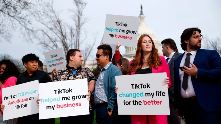 Những người ủng hộ TikTok biểu tình bên ngoài tòa nhà Quốc hội Mỹ khi Hạ viện thông qua dự luật buộc ByteDance phải thoái vốn hôm 13/3. (Ảnh: ABC News)