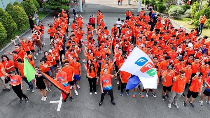 Cán bộ nhân viên và lãnh đạo tập đoàn FPT tham gia kick-off giải chạy Happy Run 2024 - Sải cánh vươn cao.