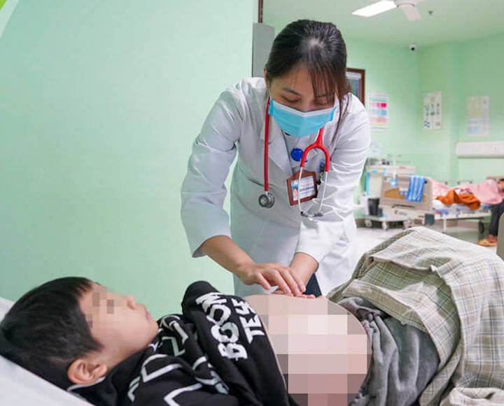 ThS.BS Nguyễn Thị Bích Ngọc – Khoa Thận và Lọc máu đang thăm khám cho 1 bệnh nhi suy thận. (Ảnh: BVCC)