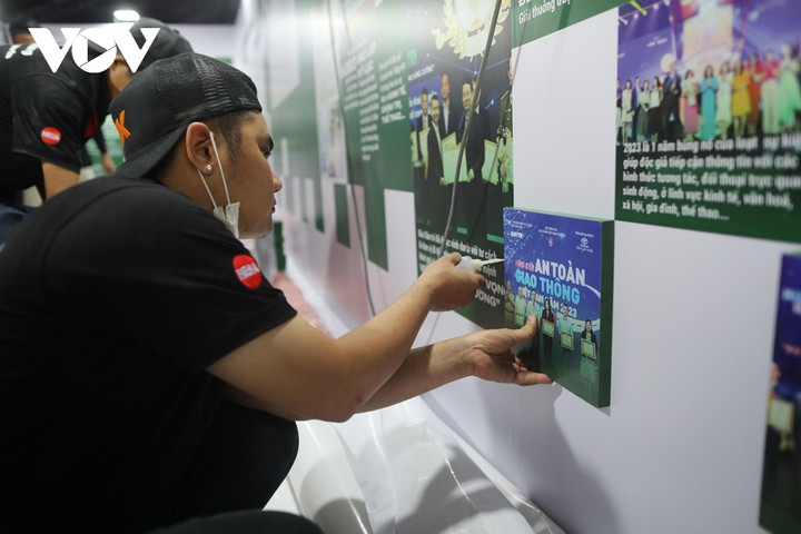 Những công đoạn cuối đang được các đơn vị tham gia hội báo gấp rút thi công.