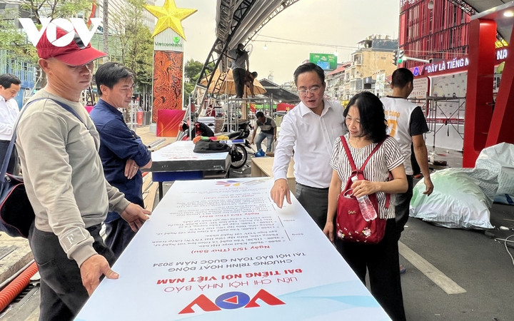 Phó Tổng Giám đốc Đài Tiếng nói Việt Nam Phạm Mạnh Hùng kiểm tra tiến độ thi công gian hàng chiều 13/3