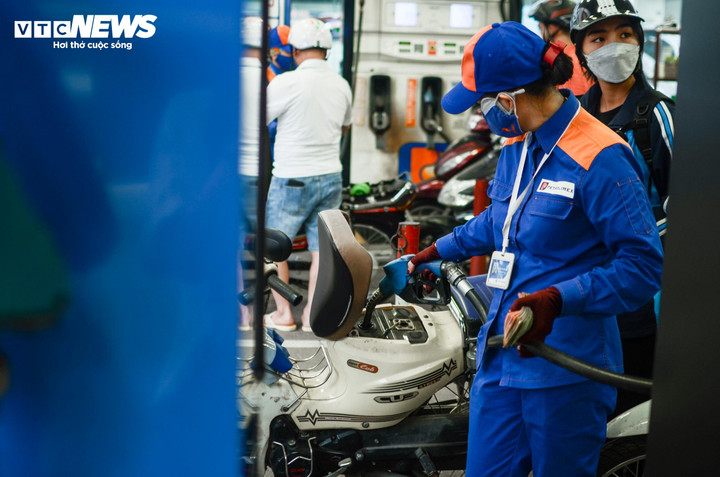 Giá xăng chiều nay được điều chỉnh giảm nhẹ. (Ảnh minh họa: Minh Đức).